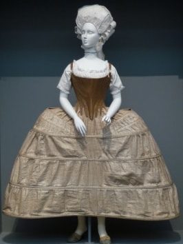 絵画の中のファッション、19世紀フランスのスーラ