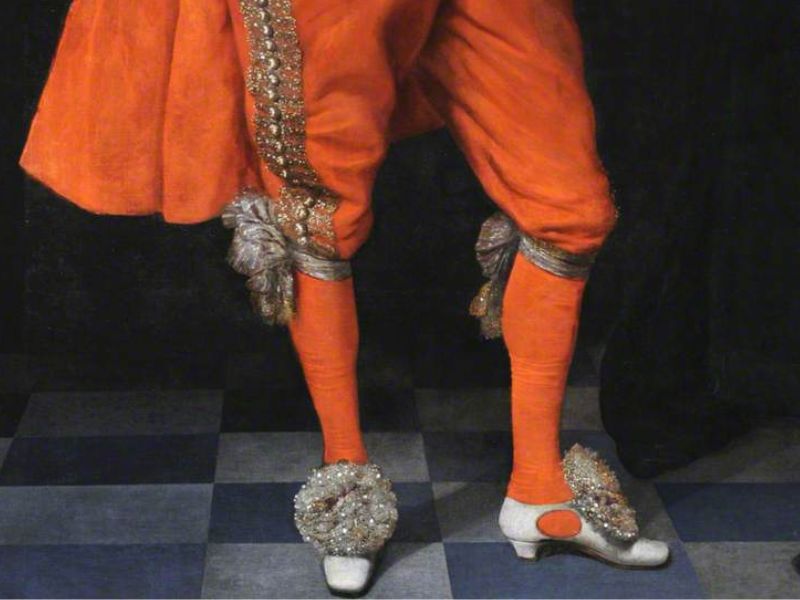 17世紀の男性ロバート・リッチが履いた白いヒールの靴。バロック時代の男性が好んだ華やかな装飾靴で、身分や権威を象徴している