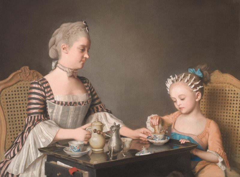 754年リオタール作『ラヴェルニエ家の朝食』の一部。紙でカールを仕込んだ少女と、奥様のお下がりの服を着た乳母の可能性がある女性。18世紀の暮らしと階級の背景がにじむ朝食風景。