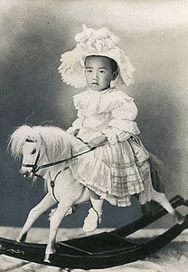 子供服の歴史 19世紀美少女図鑑 実は全員男の子 日本で唯一 ファッション業界で 稼ぐため のファッション史専門学校